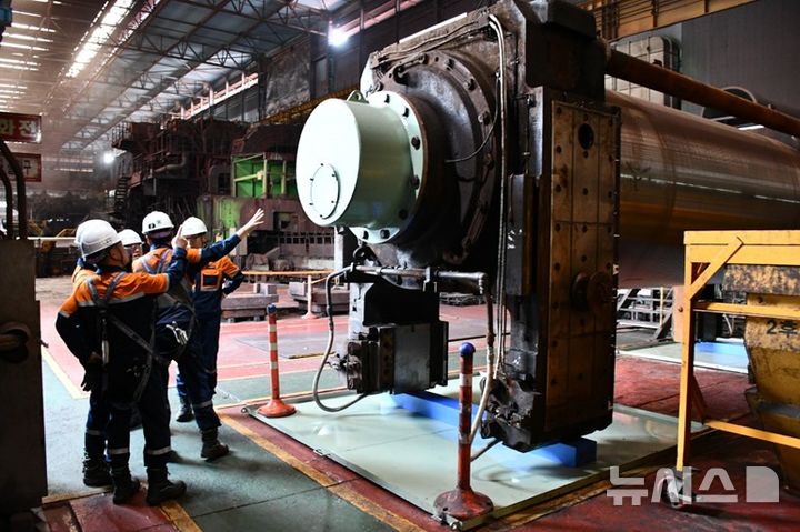 [포항=뉴시스] 안병철 기자 = 지난 1일 포항제철소장이 개선 현장을 직접 방문해 공장 점검을 하고 있다.(사진=포스코 제공) 2025.10.15. photo@newsis.com