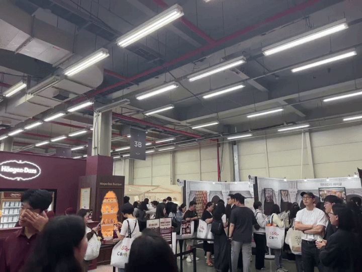 [서울=뉴시스] 전병훈 기자 = 15일 서울 성수동 에스팩토리 D동에서 열린 오프라인 페스타 '美(미)지엄' 3층에 마련된 '스위트 존' *재판매 및 DB 금지