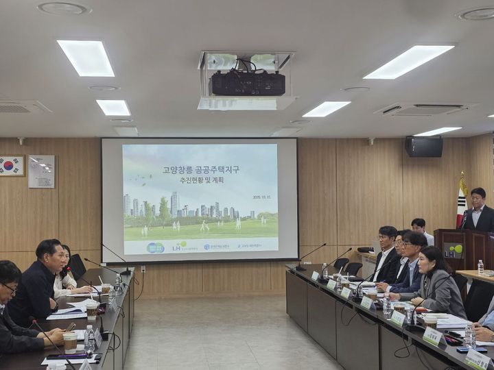 [서울=뉴시스] 김용석 국토교통부 대도시권 광역교통위원원장은 15일 고양창릉 공공주택지구 현장을 찾아 광역교통개선대책 사업 추진 상황을 점검했다. (사진=국토부 제공) 2025.10.15. photo@newsis.com *재판매 및 DB 금지