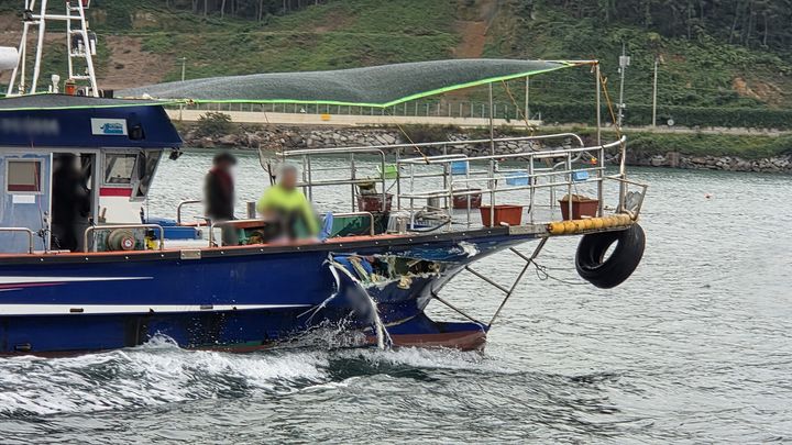 [고흥=뉴시스] 고흥해상서 충돌한 낚시어선. (사진=여수해경 제공) 2025.10.15. photo@newsis.com *재판매 및 DB 금지