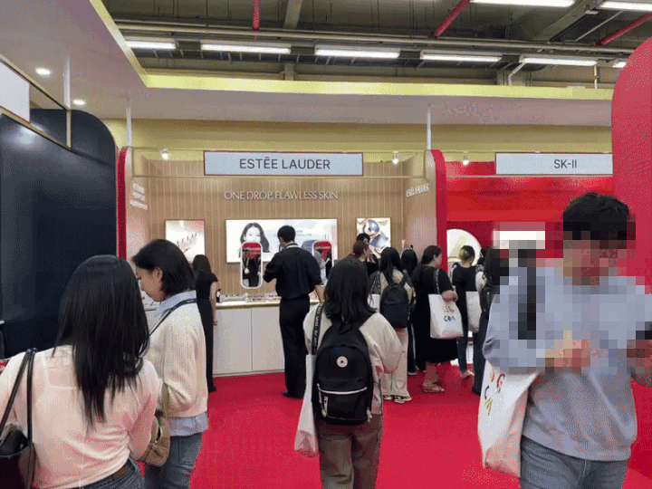 [서울=뉴시스] 전병훈 기자 = 15일 서울 성수동 에스팩토리 D동에서 열린 오프라인 페스타 '美(미)지엄'에 마련된 뷰티 오브 쓱(BEAUTY OF SSG) 체험관 *재판매 및 DB 금지