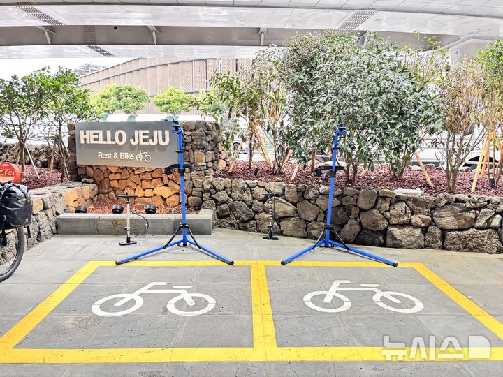 [제주=뉴시스] 제주공항 야외에 설치된 자전거 여행객을 위한 전용 조립공간 모습. (사진=한국공항공사 제주공항 제공) photo@newsis.com *재판매 및 DB 금지
