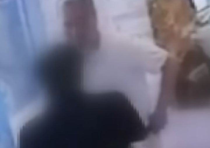 [서울=뉴시스] 한국농아인협회 전 사무총장이 농아인 직원들을 상대로 금품을 강요하고 폭언·부당 행위를 벌였다는 의혹이 제기됐다. 사진은 카페서 조 전 총장이 농아인 직원과 대화 중 바지를 내리고 손을 들어 위협하는 모습. (사진 = 'JTBC News' 캡처) 2025.10.15. *재판매 및 DB 금지