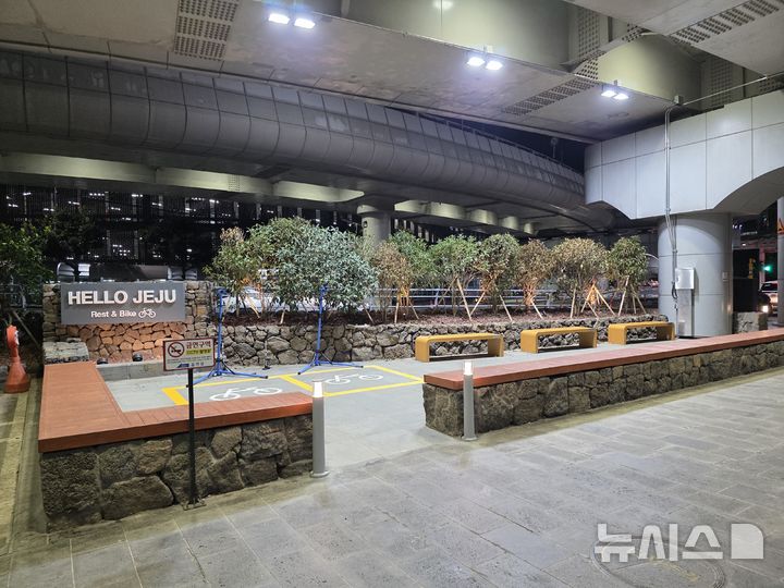 [제주=뉴시스] 제주국제공항 1층 1번 GATE 인근에 마련된 'HELLO JEJU' 야외쉼터 모습. (사진=한국공항공사 제주공항 제공) photo@newsis.com *재판매 및 DB 금지