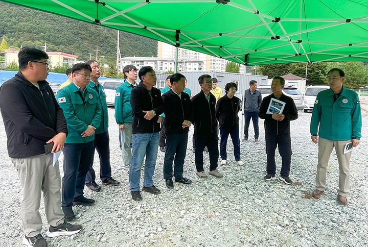 정선군의회는 15일 ‘2025년도 하반기 주요사업장 현장확인’ 둘째 날 일정을 이어가며 정선읍 주요 사업 현장을 점검하고 있다.(사진=정선군 제공) *재판매 및 DB 금지