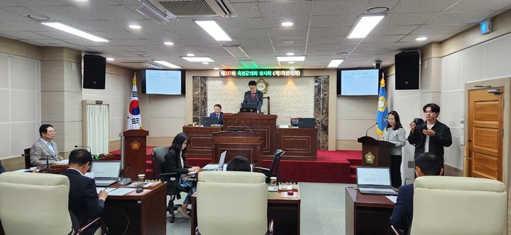 [옥천=뉴시스] 충북 옥천군의회가 15일 327회 임시회 1차 본회의를 열고 있다. 의회는 17일까지 의회가 발의한 조례안 3건, 옥천군수가 제출한 조례안 6건 등을 심의한다. (사진=옥천군의회 제공) 2025.10.15. photo@newsis.com *재판매 및 DB 금지