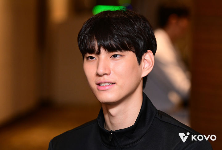 [서울=뉴시스] 남자배구 KB손해보험 임성진이 15일 서울 강남구 호텔리베라 청담에서 열린 진에어 2025~2025 V-리그 남자부 미디어데이에 참석해 취재진의 질문에 답하고 있다. (사진=KOVO 제공) 2025.10.15. *재판매 및 DB 금지