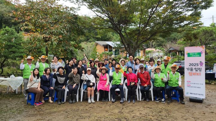 [계룡=뉴시스]계룡시는 두마면 수복골 농장에서 시민 30여명이 참여한 가운데 '맛있구마! 흥겹구마! 가을 팜파티' 행사를 가졌다. 2025. 10. 15 photo@newsis.com *재판매 및 DB 금지