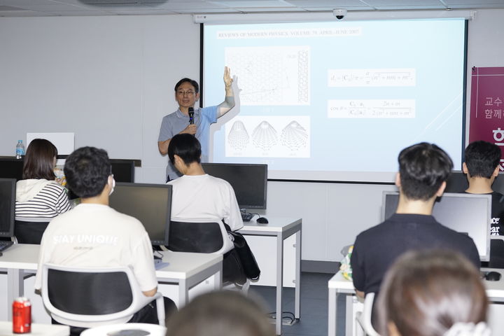 [서울=뉴시스] 세종대 학술정보원 '교수님과 함께 하는 학정포럼'에서 김건 교수가 강연하고 있다. (사진=세종대 제공) 2025.10.15. photo@newsis.com *재판매 및 DB 금지