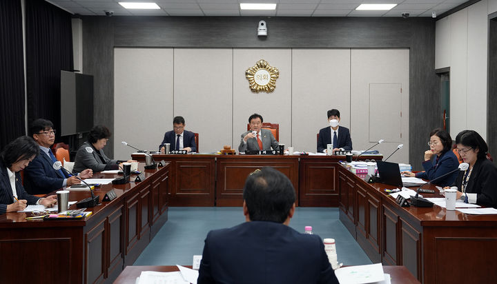 태백시의회는 15일 위원회실에서 국가정책추진실과 건설과 등을 대상으로 의원간담회를 진행하고 있다.(사진=태백시의회 제공) *재판매 및 DB 금지