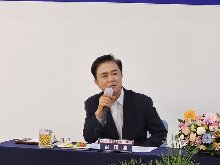 [태안=뉴시스] 김덕진 기자=김태흠 충남도지사가 15일 민선 8기 4년차 시·군방문 8번째 일정으로 태안을 찾아 언론인과 간담회를 갖고 있다. 2025.10.15. spark@newsis.com *재판매 및 DB 금지