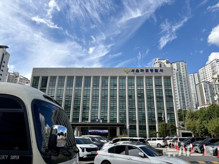 [서울=뉴시스] 한이재 기자 = 성범죄 누범기간 중 서울 마포구의 한 아파트 단지에서 9세 여자아이를 유괴하려 한 40대 남성이 지난 9일 구속 상태로 검찰에 넘겨졌다. 2025.10.15. nowone@newsis.com
