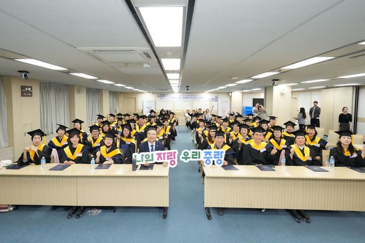 [서울=뉴시스] 중랑구, 장기요양기관 요양보호사에 처우개선비 지원 . 2025.10.15. (사진=중랑구 제공) *재판매 및 DB 금지