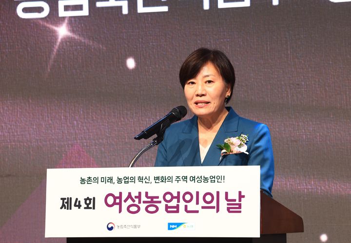 [서울=뉴시스] 송미령 농림축산식품부 장관은 15일 '여성농업인의 날' 기념행사에서 "여성농업인의 지위 향상을 위해 노력하겠다"고 말했다. (사진 = 농식품부 제공) 2025.10.15. *재판매 및 DB 금지