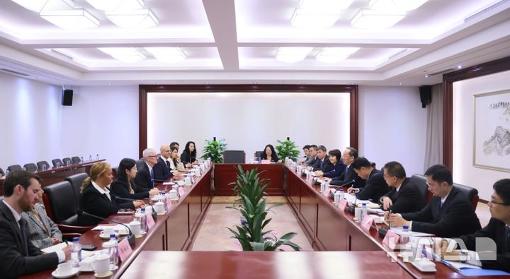 [베이징=뉴시스] 리러청 공업정보화부장(장관)은 15일 베이징에서 팀 쿡 애플 최고경영자(CEO)와 만나 애플의 중국 내 사업 발전, 전자정보 분야 협력 강화 등의 의제를 놓고 교류했다고 중국 공업정보화부가 밝혔다. 2025.10.15 photo@newsis.com