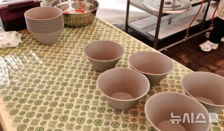 [포항=뉴시스] 송종욱 기자 = 포항시는 지역 축제에 다회용기 이용을 전면 도입한다. 사진은 다회용기 이용을 시범 운영한 호미 반도 유채꽃 축제. 2025.10.15. photo@newsis.com