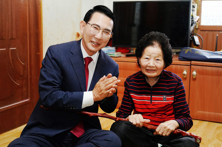 [서산=뉴시스] 이완섭(왼쪽) 서산시장이 지난 14일 성연면 평리에 거주하는 올해 100세를 맞으신 이상희 어르신께 청려장을 전달하며 기념 사진을 찍고 있다. (사진=서산시 제공) 2025.10.15. photo@newsis.com *재판매 및 DB 금지