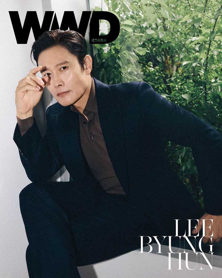[서울=뉴시스] 패션 매거진 WWD 코리아가 배우 이병헌과 함께한 11월호 커버 화보를 공개했다. (사진=WWD 코리아(WWD KOREA) 제공) 2025.10.16. photo@newsis.com *재판매 및 DB 금지