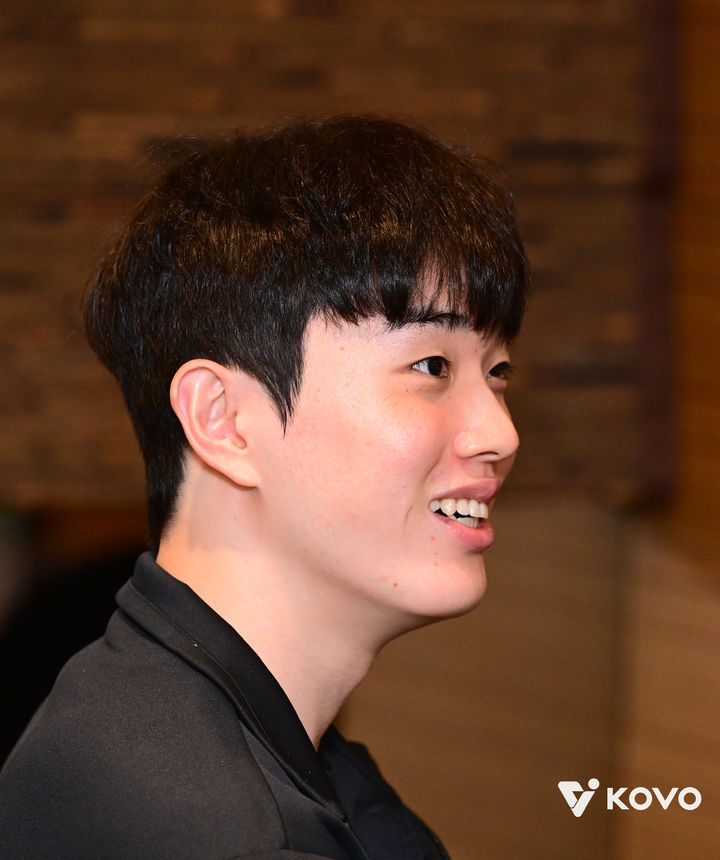 [서울=뉴시스] 남자배구 우리카드 김지한이 15일 서울 강남구 호텔리베라 청담에서 열린 진에어 2025~2026 V-리그 남자부 미디어데이에 참석해 취재진의 질문에 답하고 있다. (사진=KOVO 제공) 2025.10.15. *재판매 및 DB 금지