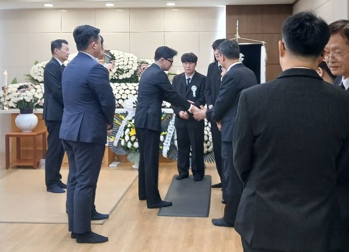 [대전=뉴시스] 조명휘 기자 = 한동훈 전 국민의힘 대표가 15일 오후 대전을지대학병원 장례식장에 마련된 이상민 전 국회의원 빈소를 찾아 유족들을 위로하고 있다. 2025.10.15. joemedia@newsis.com *재판매 및 DB 금지