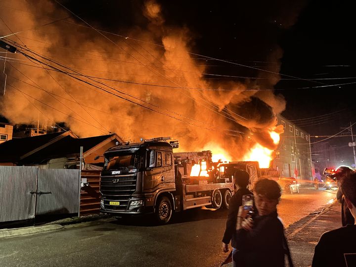 15일 오후 충북 증평군 초정리 한 폐기물 수거업체에서 불이 나 소방당국이 진화 작업을 벌이고 있다. (사진=증평소방서 제공) *재판매 및 DB 금지
