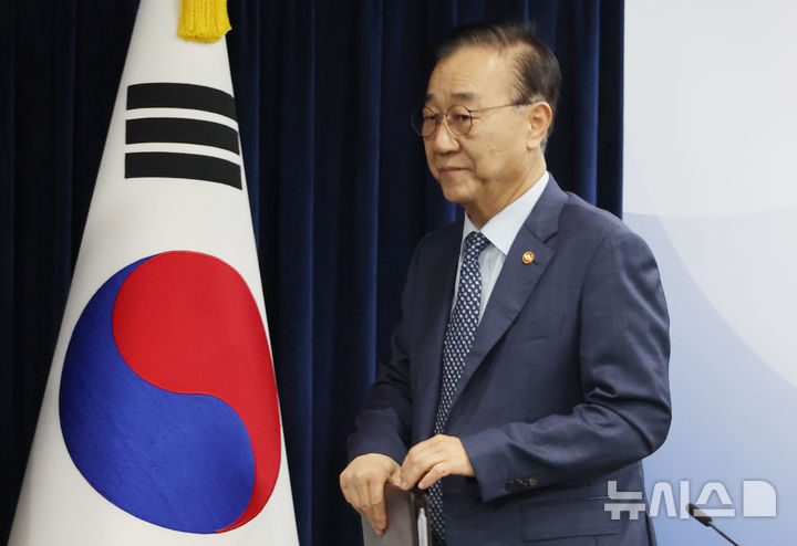 [서울=뉴시스] 김명원 기자 = 김윤덕 국토교통부 장관이 15일 오전 서울 종로구 정부서울청사에서 주택시장 안정화 대책 발표를 마친후 나서고 있다. 2025.10.15. kmx1105@newsis.com