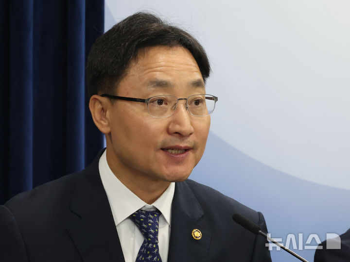 [서울=뉴시스] 김명원 기자 = 임광현 국세청장이 15일 오전 서울 종로구 정부서울청사에서 열린 주택시장 안정화 대책 발표에서 발언하고 있다. 2025.10.15. kmx1105@newsis.com