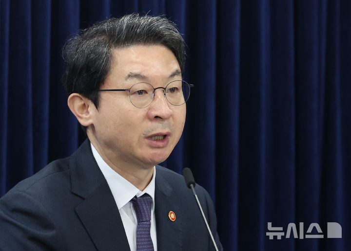 [서울=뉴시스] 김명원 기자 = 이억원 금융위원장. 2025.10.15. kmx1105@newsis.com