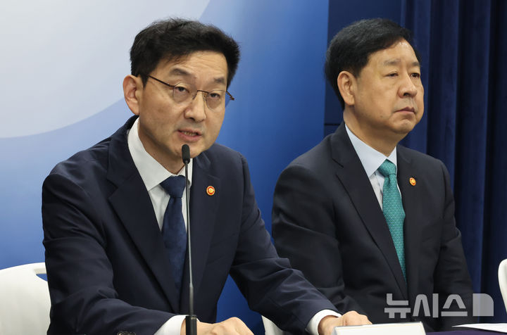 [서울=뉴시스] 김명원 기자 = 윤창렬 국무조정실장이 15일 오전 서울 종로구 정부서울청사에서 열린 주택시장 안정화 대책 발표에서 발언하고 있다. 2025.10.15. kmx1105@newsis.com