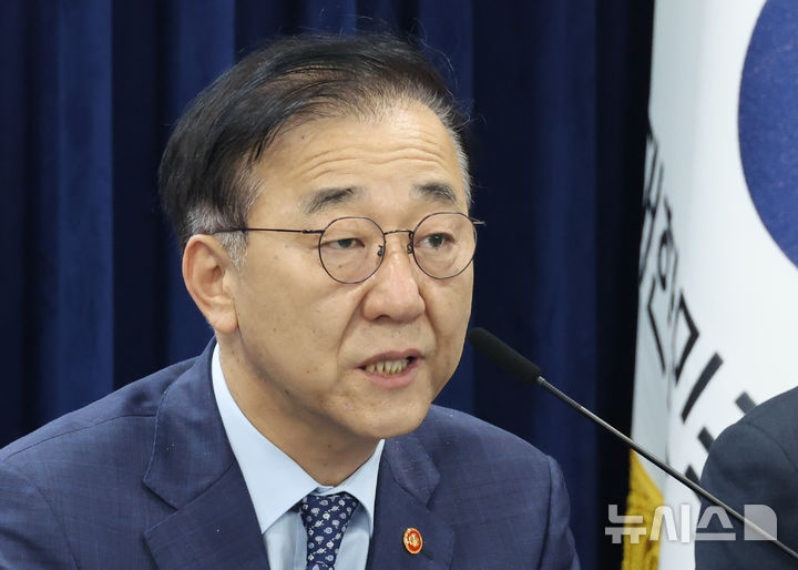 [서울=뉴시스] 김명원 기자 = 김윤덕 국토교통부 장관이 15일 오전 서울 종로구 정부서울청사에서 열린 주택시장 안정화 대책 발표에서 발언하고 있다. 2025.10.15. kmx1105@newsis.com