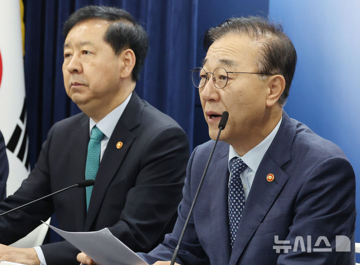 [서울=뉴시스] 김명원 기자 = 김윤덕 국토교통부 장관이 15일 오전 서울 종로구 정부서울청사에서 열린 주택시장 안정화 대책 발표에서 발언하고 있다. 2025.10.15. kmx1105@newsis.com