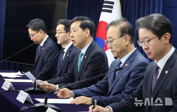 [서울=뉴시스] 김명원 기자 = 구윤철 경제부총리 겸 기획재정부 장관이 15일 오전 서울 종로구 정부서울청사에서 주택시장 안정화 대책 발표를 하고 있다. 왼쪽부터 임광현 국세청장, 윤창렬 국무조정실장, 구윤철 부총리, 김윤덕 국토교통부 장관, 이억원 금융위원장. 2025.10.15. kmx1105@newsis.com