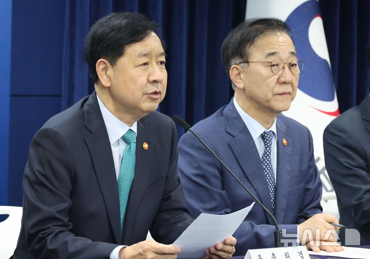 [서울=뉴시스] 김명원 기자 = 구윤철 경제부총리 겸 기획재정부 장관이 15일 오전 서울 종로구 정부서울청사에서 임광현 국세청장, 윤창렬 국무조정실장, 김윤덕 국토교통부 장관, 이억원 금융위원장과 함께 주택시장 안정화 대책 발표를 하고 있다. 2025.10.15. kmx1105@newsis.com