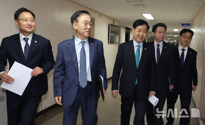 [서울=뉴시스] 김명원 기자 = 구윤철(가운데) 경제부총리 겸 기획재정부 장관이 15일 오전 서울 종로구 정부서울청사에서 임광현(왼쪽) 국세청장, 윤창렬(왼쪽 두번쨰) 국무조정실장, 김윤덕(왼쪽 네번째) 국토교통부 장관, 이억원 금융위원장과 함께 주택시장 안정화 대책 발표를 위해 브리핑실로 이동하고 있다. 2025.10.15. kmx1105@newsis.com