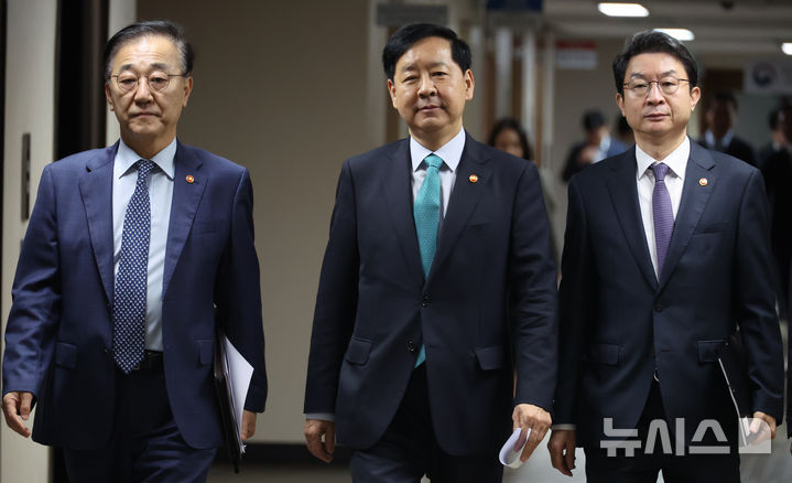 [서울=뉴시스] 김명원 기자 = 구윤철(가운데) 경제부총리 겸 기획재정부 장관와 김윤덕(왼쪽) 국토교통부 장관, 이억권 금융위원장이 15일 오전 서울 종로구 정부서울청사에서 열린 주택시장 안정화 대책 발표를 위해 브리핑실로 이동하고 있다. 2025.10.15. kmx1105@newsis.com