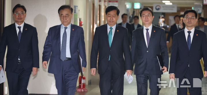 [서울=뉴시스] 김명원 기자 = 구윤철(가운데) 경제부총리 겸 기획재정부 장관이 15일 오전 서울 종로구 정부서울청사에서 임광현(왼쪽) 국세청장, 윤창렬(왼쪽 두번쨰) 국무조정실장, 김윤덕(왼쪽 네번째) 국토교통부 장관, 이억원 금융위원장과 함께 주택시장 안정화 대책 발표를 위해 브리핑실로 이동하고 있다. 2025.10.15. kmx1105@newsis.com