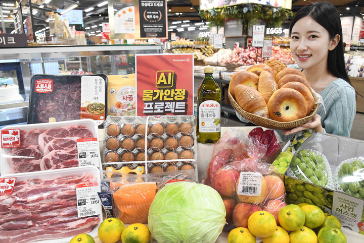 [서울=뉴시스] 15일 서울 홈플러스 메가 푸드 마켓 라이브 강서점에서 모델이 '몽 블랑제 반값', 'AI 물가안정 프로젝트' 등 각종 행사 상품을 소개하고 있다. 홈플러스는 16일부터 19일까지 몽 블랑제 전 품목 반값 행사를, 고물가 타파를 위해 16~22일까지 인기 먹거리를 할인 판매하는 AI 물가안정 프로젝트를 진행한다. (사진=홈플러스 제공) 2025.10.15. photo@newsis.com *재판매 및 DB 금지