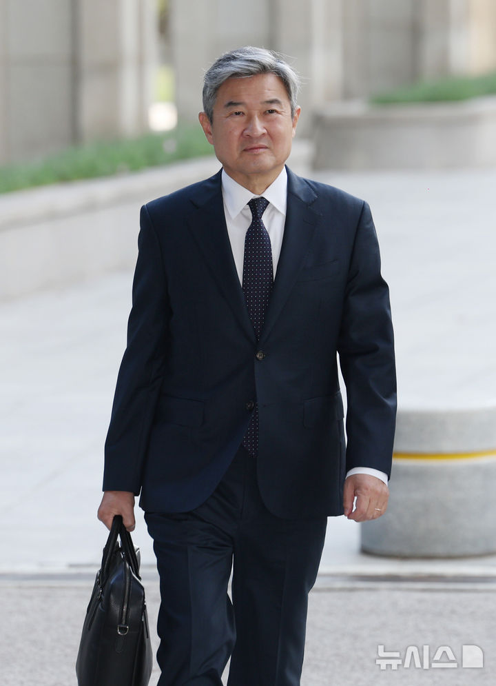 [서울=뉴시스] 김진아 기자 = 12·3 비상계엄 관련 국가정보원법 위반 등의 혐의를 받는 조태용 전 국정원장이 15일 오전 서울 서초구 서울고등검찰청에 마련된 내란 특검(특별검사 조은석)에 피의자 신분으로 출석하고 있다. 2025.10.15. bluesoda@newsis.com