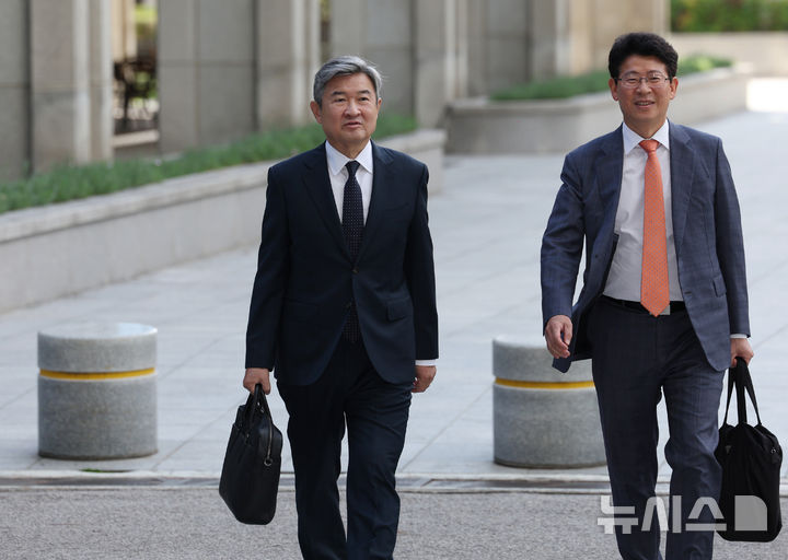 [서울=뉴시스] 김진아 기자 = 12·3 비상계엄 관련 국가정보원법 위반 등의 혐의를 받는 조태용 전 국정원장이 15일 오전 서울 서초구 서울고등검찰청에 마련된 내란 특검(특별검사 조은석)에 피의자 신분으로 출석하고 있다. 2025.10.15. bluesoda@newsis.com