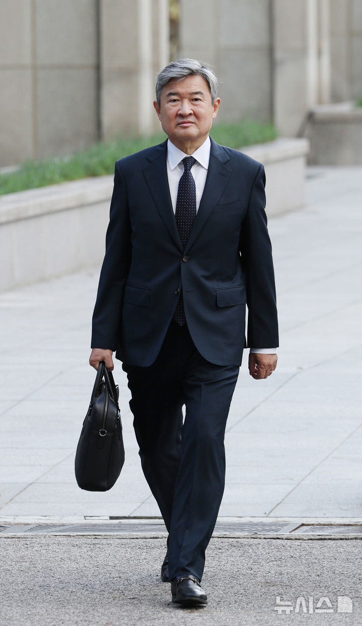 [서울=뉴시스] 김진아 기자 = 12·3 비상계엄 관련 국가정보원법 위반 등의 혐의를 받는 조태용 전 국정원장이 15일 오전 서울 서초구 서울고등검찰청에 마련된 내란 특검(특별검사 조은석)에 피의자 신분으로 출석하고 있다. 2025.10.15. bluesoda@newsis.com