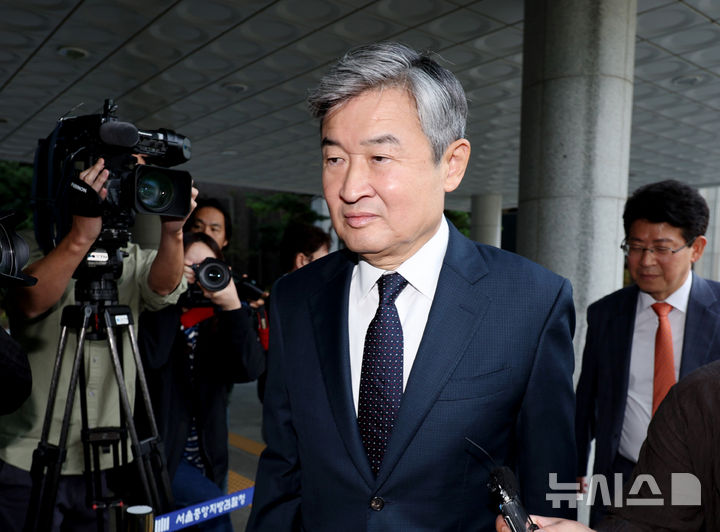[서울=뉴시스] 김진아 기자 = 12·3 비상계엄 관련 국가정보원법 위반 등의 혐의를 받는 조태용 전 국정원장이 15일 오전 서울 서초구 서울고등검찰청에 마련된 내란 특검(특별검사 조은석)에 피의자 신분으로 출석하고 있다. 2025.10.15. bluesoda@newsis.com
