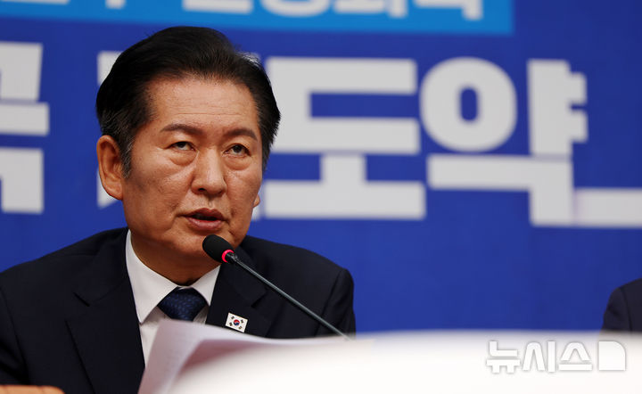 [서울=뉴시스] 김명년 기자 = 정청래 더불어민주당 대표가 지난 15일 오전 서울 여의도 국회에서 열린 최고위원회의에서 발언하고 있다. 2025.10.15. kmn@newsis.com