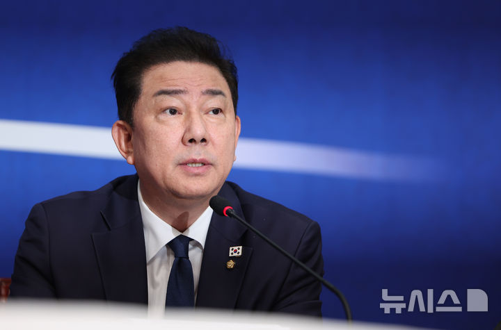 [서울=뉴시스] 김명년 기자 = 김병기 더불어민주당 원내대표가 15일 오전 서울 여의도 국회에서 열린 최고위원회의에서 발언하고 있다. 2025.10.15. kmn@newsis.com