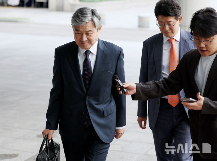 [서울=뉴시스] 김진아 기자 = 12·3 비상계엄 관련 국가정보원법 위반 등의 혐의를 받는 조태용 전 국정원장이 15일 오전 서울 서초구 서울고등검찰청에 마련된 내란 특검(특별검사 조은석)에 피의자 신분으로 출석하고 있다. 2025.10.15. bluesoda@newsis.com