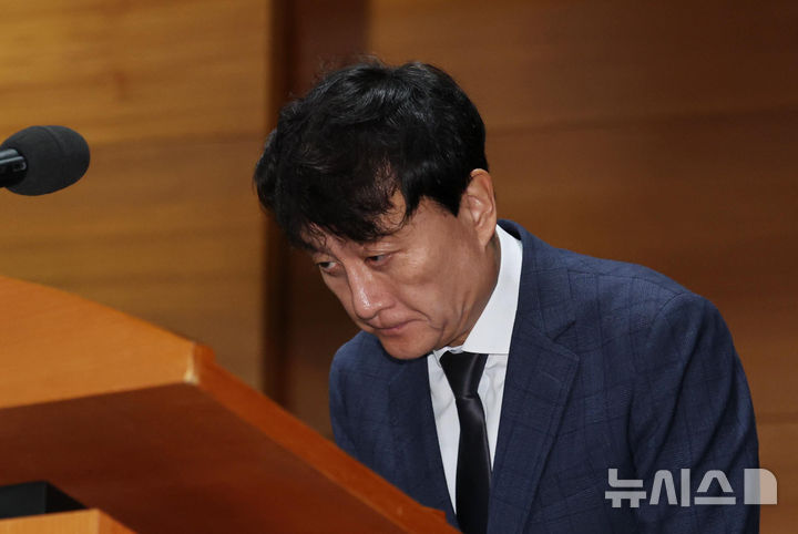 [서울=뉴시스] 이영환 기자 = 안형준 MBC 사장이 15일 오전 서울 마포구 MBC에서 열린 '고(故) 오요안나 1주기 관련 대국민 기자회견'에서 인사를 하고 있다. 2025.10.15. 20hwan@newsis.com