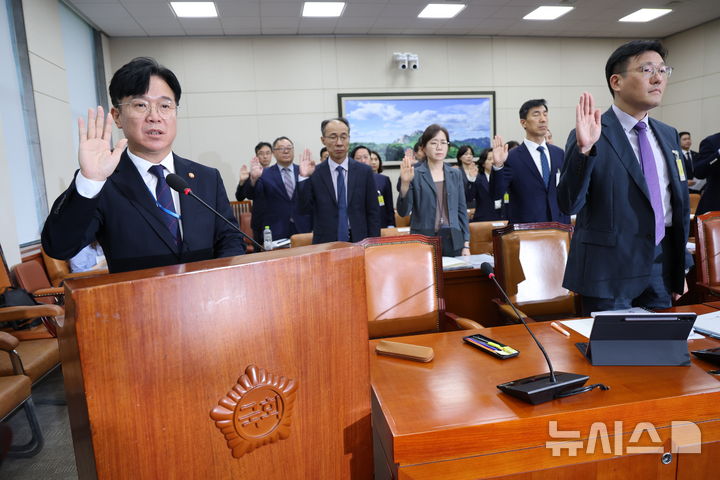 [서울=뉴시스] 김명년 기자 = 김영훈 고용노동부 장관이 지난 15일 오전 서울 여의도 국회 기후에너지환경노동위원회에서 열린 노동부 등에 대한 국정감사에서 선서하고 있다. 2025.10.15. kmn@newsis.com
