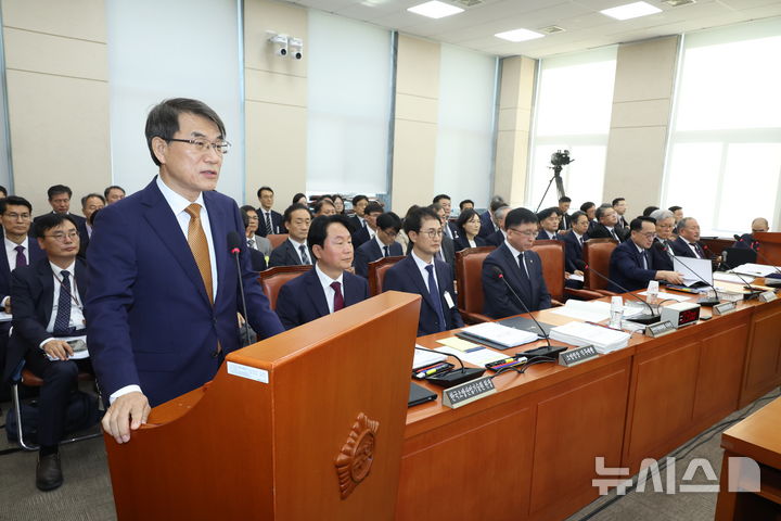 [서울=뉴시스] 고승민 기자 = 노태악 중앙선거관리위원장이 15일 서울 여의도 국회에서 열린 행정안전위원회의 중앙선거관리위원회, 인사혁신처, 소방청 등 국정감사에서 인사말을 하고 있다. 2025.10.15. kkssmm99@newsis.com