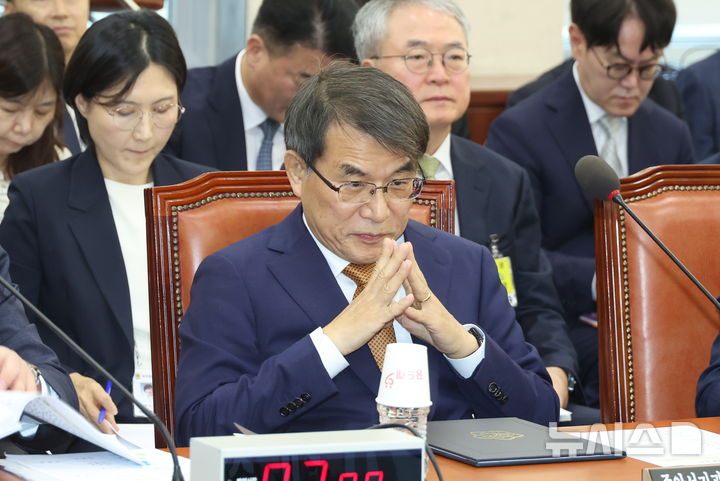 [서울=뉴시스] 고승민 기자 = 노태악 중앙선거관리위원장이 15일 서울 여의도 국회에서 열린 행정안전위원회의 중앙선거관리위원회, 인사혁신처, 소방청 등 국정감사에서 시작 전 생각에 잠겨 있다. 2025.10.15. kkssmm99@newsis.com