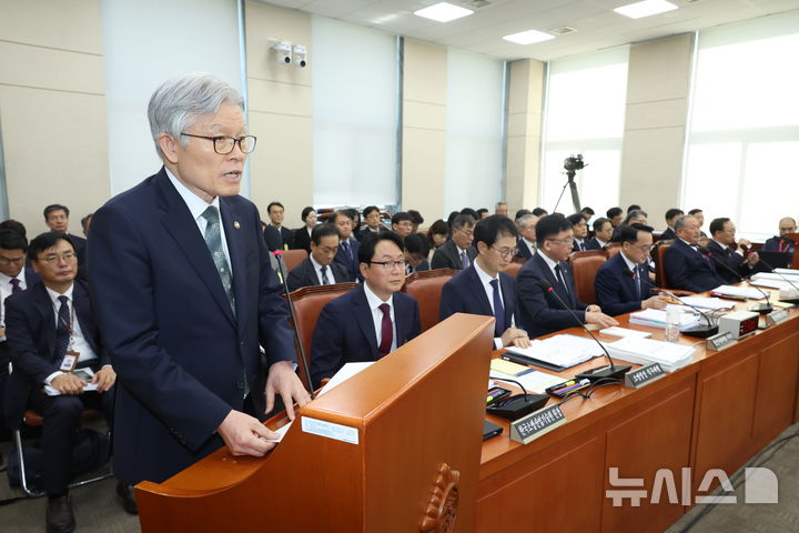 [서울=뉴시스] 고승민 기자 = 최동석 인사혁신처장이 15일 서울 여의도 국회에서 열린 행정안전위원회의 중앙선거관리위원회, 인사혁신처, 소방청 등 국정감사에서 업무보고를 하고 있다. 2025.10.15. kkssmm99@newsis.com