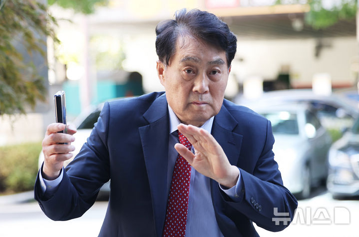 [안양=뉴시스] 김종택 기자 = 특정범죄 가중처벌 등에 관한 법률 위반 혐의로 사전구속영장이 청구된 하은호 군포시장이 15일 경기 안양시 수원지법 안양지원에서 열린 구속 전 피의자 심문(영장실질심사)에 출석하고 있다. 하시장은 복합문화공간인 '그림책꿈마루' 위탁 업체 선정 과정에서 건설업자 A씨로부터 뇌물을 받은 혐의를 받고 있다. (공동취재) 2025.10.15. photo@newsis.com